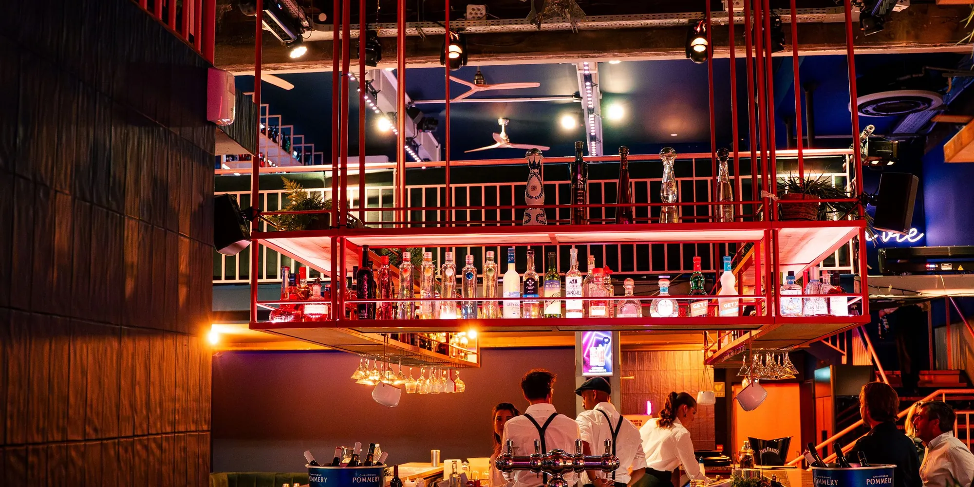 La salle du restaurant, son bar suspendu et sa mezzanine rouge