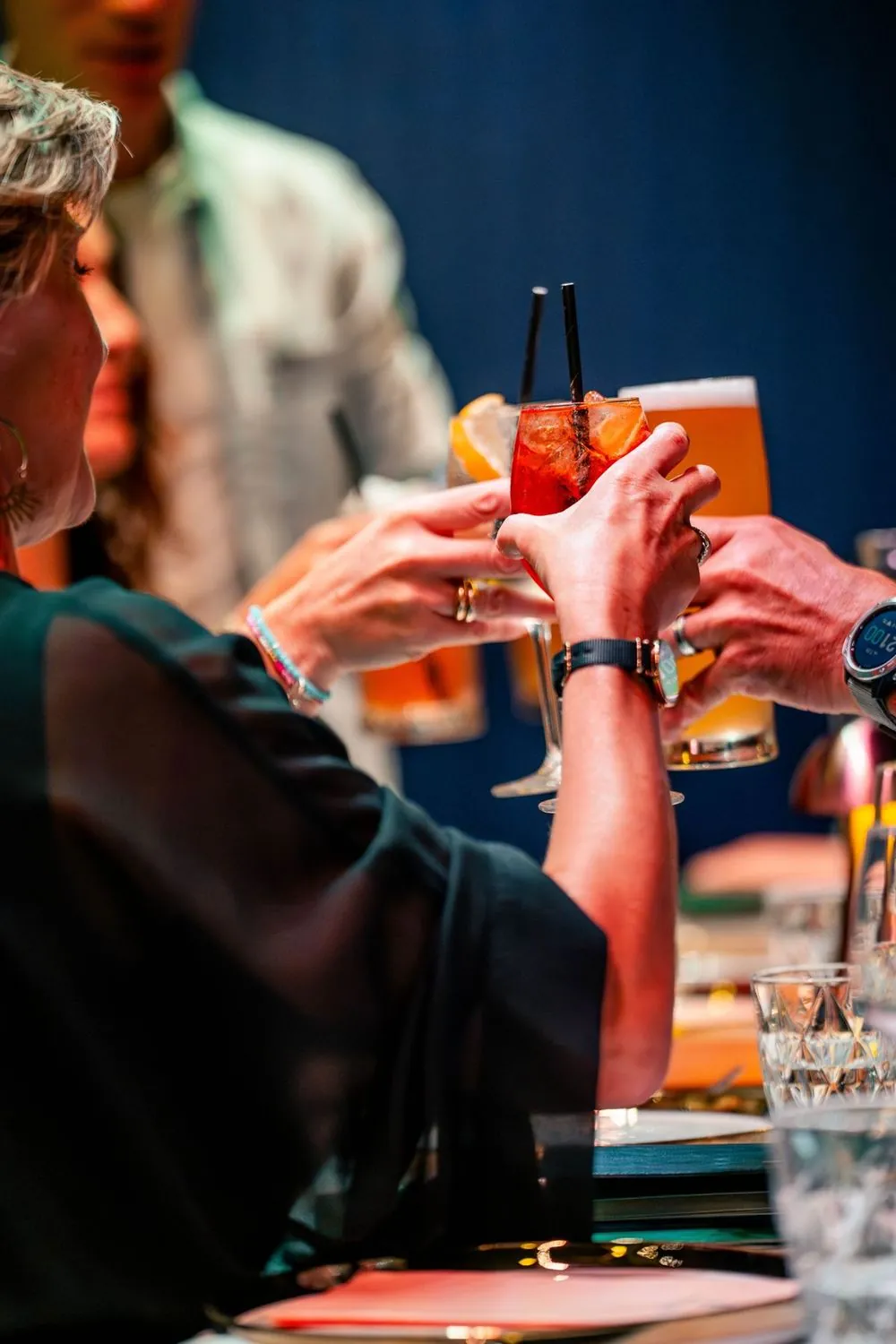 Des verres qui trinquent autour d'une table