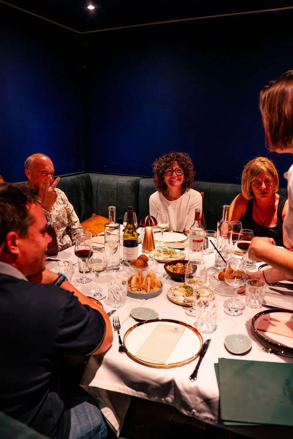 Des convives attablés dans la salle du restaurant