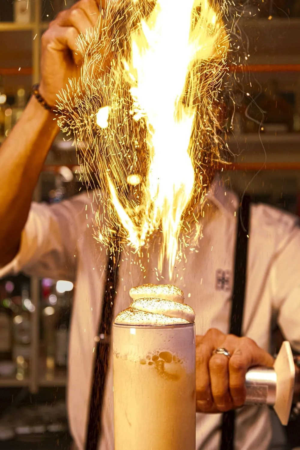 Un cocktail flambé préparé au bar